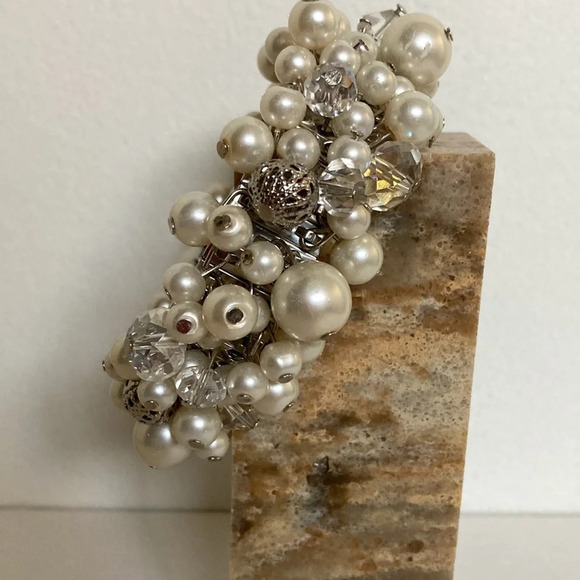 Vintage Expandable Faux Pearl Bead Chunky Jingle Bracelet - Picture 5 of 12